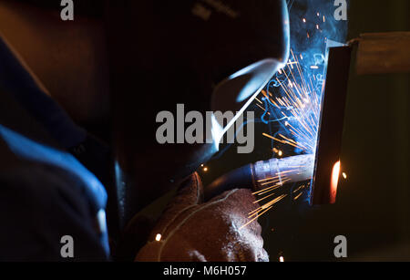 22. Februar 2018, Deutschland, Hamburg: ein Mann Schweißnähte an der Elbe Campus, das Kompetenzzentrum der Handwerkskammer Hamburg. Foto: Daniel Reinhardt/dpa Stockfoto