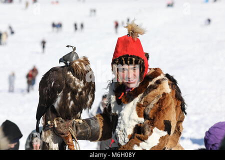 Ulan Bator. 4 Mär, 2018. Ein Adler Jäger nimmt die Feder Golden Eagle Festival in der Nähe von der mongolischen Hauptstadt Ulan Bator am 4. März 2018. Die Feder Golden Eagle Festival, ein traditionelles Mongolisches Festival, eröffnet in der Nähe von der Hauptstadt Ulan Bator am Sonntag, mit dem Ziel der ethnischen Kasachen Kulturen und die Förderung von Tourismus zu fördern. 20 eagle Jäger im Alter von 14-86 konkurrieren in der 11. Ausgabe des zweitägigen Festival. Credit: Asigang/Xinhua/Alamy leben Nachrichten Stockfoto