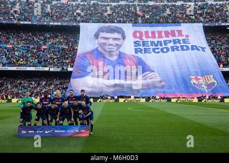 Barcelona, Spanien. 4 Mär, 2018. BARCELONA, SPANIEN - 04. März: der FC Barcelona team und Fans zu Ehren ex FC Barcelona Spieler Enrique González Castro le Letzten 27 Februar während La Liga Match zwischen dem FC Barcelona gegen Atletico de Madrid im Camp Nou Stadion in Barcelona am 04. März 2018 bekannt als Quini tot. Credit: CORDON Cordon Drücken Sie die Taste/Alamy Live News Credit: CORDON PRESSE/Alamy Live News Credit: CORDON PRESSE/Alamy Live News Credit: CORDON PRESSE/Alamy leben Nachrichten Stockfoto