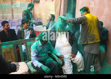 QUETTA, PAKISTAN. 04.-2018. März: Die Menschen spielen mit Farben, während sie das Holi-Fest feiern, das vom Balochistan Women Technical and Educational Centre geleitet wird. Holi Festival, auch als Frühlingsfest der Farben bekannt, fällt in der Regel in den späteren Teil des Februar oder März. Kredit: Pakiza Khan/ZMA Fotos/Alamy Live Nachrichten Stockfoto
