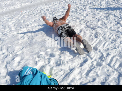 St. Petersburg, Russland. 4 Mär, 2018. Russland, St. Petersburg, am 4. März 2018. Wettbewerbe der Fans von Winter schwimmen'' Tasse große Neva 2018'' Am Strand der Peter und Paul Festung, in St. Petersburg. Das Programm verfügt über eine Entfernung von 25, 50, 100 und 200 m zur Verfügung gestellt, die von verschiedenen Arten von Schwimmen, in sechs Altersklassen (Alter der Teilnehmer von 12 bis 78 Jahren). Mehr als 140 Schwimmer aus 12 Ländern der Welt und 15 Regionen Russlands Teil heizt. Credit: Andrey Pronin/ZUMA Draht/Alamy leben Nachrichten Stockfoto