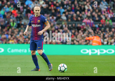 Barcelona, Spanien. 04 Mär, 2018. FC Barcelona Mittelfeldspieler Andres Iniesta (8) während des Spiels zwischen dem FC Barcelona gegen Atletico Madrid, für die Runde 27 der Liga Santander, spielte im Camp Nou Stadion am 4. März 2018 in Barcelona, Spanien. Credit: Gtres Información más Comuniación auf Linie, S.L./Alamy leben Nachrichten Stockfoto