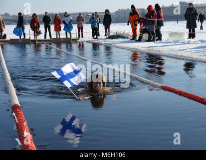 St. Petersburg, Russland. 4 Mär, 2018. Russland, St. Petersburg, am 4. März 2018. Wettbewerbe der Fans von Winter schwimmen'' Tasse große Neva 2018'' Am Strand der Peter und Paul Festung, in St. Petersburg. Das Programm verfügt über eine Entfernung von 25, 50, 100 und 200 m zur Verfügung gestellt, die von verschiedenen Arten von Schwimmen, in sechs Altersklassen (Alter der Teilnehmer von 12 bis 78 Jahren). Mehr als 140 Schwimmer aus 12 Ländern der Welt und 15 Regionen Russlands Teil heizt. Credit: Andrey Pronin/ZUMA Draht/Alamy leben Nachrichten Stockfoto