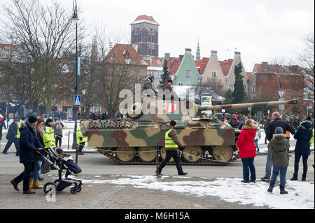 Rekonstruktion des Zweiten Weltkriegs deutschen Medium tank Sd.Kfz. 171 Panzerkampfwagen V Panther während IV nationalen Defilade des Speichers der Verflucht Soldaten in Danzig, Polen. 4. März 2018. In den frühen Tagen des Warschauer Aufstandes 1944 mindestens zwei Panther Panzer wurden von polnischen Aufständischen gefangengenommen und in Aktionen gegen die Deutschen eingesetzt. Eine der aufgerufen wurde Pudel (Pudel) © wojciech Strozyk/Alamy leben Nachrichten Stockfoto