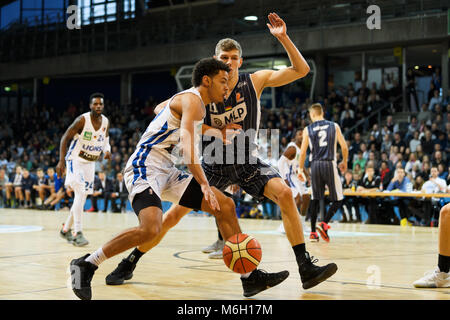 Karlsruhe, Deutschland. 04 Mär, 2018. Alexander jarelle Reischel (Lions Karlsruhe) im Duell mit Martin Seiferth (Heidelberg). GES/Basketball/ProA: PSK Lions - Heidelberg, 04.03.2018 ------ | Nutzung der weltweiten Kredit: dpa/Alamy leben Nachrichten Stockfoto