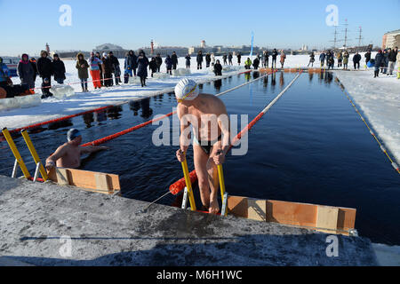 St. Petersburg, Russland. 4 Mär, 2018. Russland, St. Petersburg, am 4. März 2018. Wettbewerbe der Fans von winter Schwimmen & qCup von big big Nof 2018" auf bea Strand von Peter und Paul Festung in Petersburg. Urg. Das Programm verfügt über eine Entfernung von 25, 50, 100 und 200 m zur Verfügung gestellt, die von verschiedenen Arten von Schwimmen, in sechs Altersklassen (Alter der Teilnehmer von 12 bis 78 Jahren). Mehr als 140 Schwimmer aus 12 Ländern der Welt und 15 Regionen Russlands Teil heizt. (Foto: Andrey Pronin/Fotoarena) Credit: Foto Arena LTDA/Alamy leben Nachrichten Stockfoto