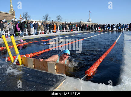 St. Petersburg, Russland. 4 Mär, 2018. Russland, St. Petersburg, am 4. März 2018. Wettbewerbe der Fans von Winter schwimmen "Cup der großen Newa von 2018" am Strand der Peter-Paul-Festung in St. Peturg. Das Programm hat providevided Distanzen von 25, 50, 100 und 200 m, die von verschiedenen Arten von Schwimmen, in sechs Altersklassen (Alter der Teilnehmer von 12 bis 78 Jahren). Mehr als 140 Schwimmer aus 12 Ländern der Welt und 15 Regionen Russlands Teil heizt. (Foto: Andrey Pronin/Fotoarena) Credit: Foto Arena LTDA/Alamy leben Nachrichten Stockfoto