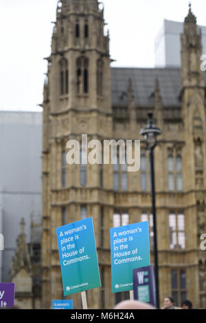 Der Platz der Frau ist im Unterhaus Plakate. März 4 Frauen von Care International organisiert. Demonstranten im Alten Schloss Hof, Palast von Westminster gesammelt Stockfoto