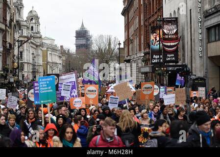 März 4 Frauen. Organisiert von Care International eine Reihe von Musikern, Aktivisten, Schauspieler und Politiker mit Tausenden von Frauen und Unterstützer bei der Gleichstellung der Geschlechter zu fördern. Demonstranten im Alten Schloss Hof, Palast von Westminster gesammelt und zum Trafalgar Square marschierten Stockfoto