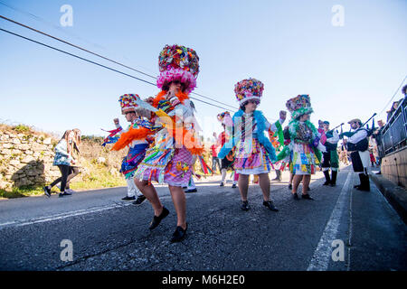 Valdesoto, Spanien. 4. März, 2018. Madamas e Galans, einem Spanischen typische Maske von Entoido de Cobres (Pontevedra, Galicien, Spanien), Tanz während Mazcaraes d'Iviernu, einer iberischen Maske Festival am 4. März in Valdesoto, Asturien, Spanien 2018 gefeiert. Iberischen Masken oder Winter Masken sind traditionelle Feste der Stadt von Portugal und Spanien zum keltischen Kulten, wo die Menschen mit Masken, Felle und Lumpen getarnt sind miteinander verknüpft. © David Gato/Alamy leben Nachrichten Stockfoto