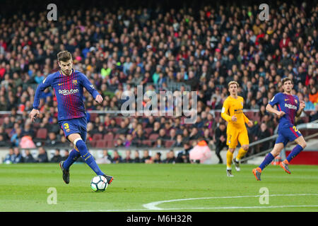 Barcelona, Spanien. 04 Mär, 2018. FC Barcelona Verteidiger Gerard Pique (3) während des Spiels zwischen dem FC Barcelona gegen Atletico Madrid, für die Runde 27 der Liga Santander, spielte im Camp Nou Stadion am 4. März 2018 in Barcelona, Spanien. Credit: Gtres Información más Comuniación auf Linie, S.L./Alamy leben Nachrichten Stockfoto