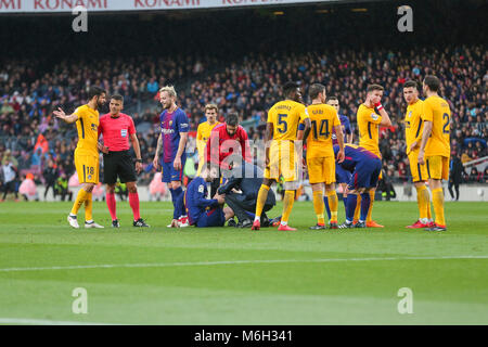 Barcelona, Spanien. 04 Mär, 2018. FC Barcelona Verteidiger Gerard Pique (3) während des Spiels zwischen dem FC Barcelona gegen Atletico Madrid verletzt, die für die Runde 27 der Liga Santander, im Camp Nou Stadion am 4. März 2018 in Barcelona, Spanien gespielt. Credit: Gtres Información más Comuniación auf Linie, S.L./Alamy leben Nachrichten Stockfoto