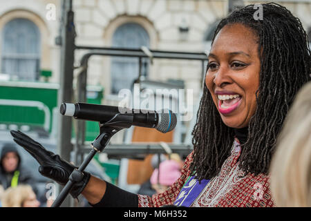 Dawn Butler MP, Schatten Staatssekretärin für Frauen und Gleichstellung - #4. März Frauen 2018, März und Kundgebung in London der Internationale Tag der Frau und 100 Jahre seit der ersten Frauen in Großbritannien zu feiern hat das Recht zu wählen. Organisiert von Care International im März im Alten Schloss Hof und endete in einer Kundgebung auf dem Trafalgar Square. Credit: Guy Bell/Alamy leben Nachrichten Stockfoto
