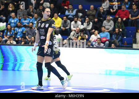 Bukarest, Rumänien - März 04, 2018: Handball Match zwischen CSM Bukarest und Midtjylland in der Hauptrunde der EHF Champions League 2017/18 in der Sala Polivalenta, Bukarest, Rumänien. Credit: Alberto Grosescu/Alamy leben Nachrichten Stockfoto