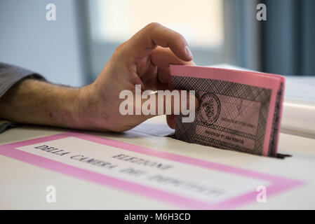 März 4, 2018 - Turin, Italy-March 4, 2018: Italiener gehen zu den Wahllokalen für die italienische Primäre Quelle: Stefano Guidi/ZUMA Draht/Alamy leben Nachrichten Stockfoto