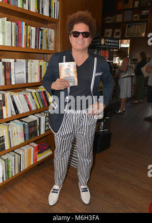 Coral Gables, FL, USA. 03 Mär, 2018. Künstler Romero Britto nimmt an einem Gespräch und Buch von Maria Shriver neues Buch "IÕVE DENKEN: Gedanken, Gebete und Meditationen für ein sinnvolles Leben' Bücher & Books-Coral Giebel am 3. März in Coral Gables, Florida 2018. Quelle: MPI 10/Media Punch/Alamy leben Nachrichten Stockfoto