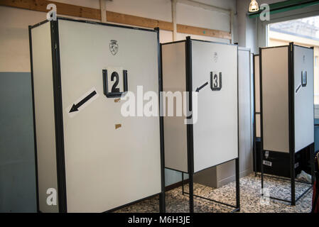 März 4, 2018 - Turin, Italy-March 4, 2018: Italiener gehen zu den Wahllokalen für die italienische Primäre Quelle: Stefano Guidi/ZUMA Draht/Alamy leben Nachrichten Stockfoto