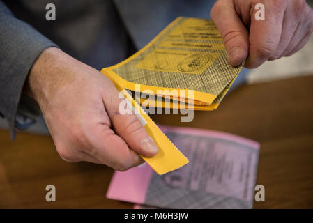 März 4, 2018 - Turin, Italy-March 4, 2018: Italiener gehen zu den Wahllokalen für die italienische Primäre Quelle: Stefano Guidi/ZUMA Draht/Alamy leben Nachrichten Stockfoto