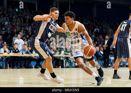 Karlsruhe, Deutschland. 04 Mär, 2018. Alexander jarelle Reischel (Lions Karlsruhe) im Duell mit Evan McGaughey (Heidelberg). GES/Basketball/ProA: PSK Lions - Heidelberg, 04.03.2018 ------ | Nutzung der weltweiten Kredit: dpa/Alamy leben Nachrichten Stockfoto