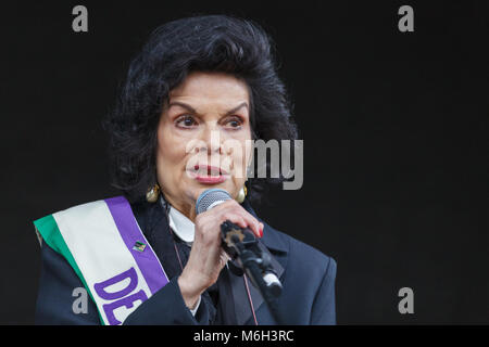 Westminster, London, 4. März 2018. Schauspielerin und Aktivistin Bianca Jagger unterstützt die März- und verleiht ihrer Stimme. Tausende von Plakat - die Frauen und Männer verbindet Spaziergang durch London für den jährlichen März 4 Frauen, die Schritte der sufragette von Milbank zum Trafalgar Square. Credit: Imageplotter Nachrichten und Sport/Alamy leben Nachrichten Stockfoto