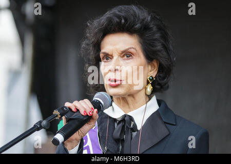 Westminster, London, 4. März 2018. Schauspielerin und Aktivistin Bianca Jagger unterstützt die März- und verleiht ihrer Stimme. Tausende von Plakat - die Frauen und Männer verbindet Spaziergang durch London für den jährlichen März 4 Frauen, die Schritte der sufragette von Milbank zum Trafalgar Square. Credit: Imageplotter Nachrichten und Sport/Alamy leben Nachrichten Stockfoto