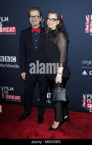 Los Angeles, Kalifornien. 2 Mär, 2018. Gary Oldman und seine Frau Gisele Schmidt die Teilnahme an der "Film ist großartig' British Film Rezeption der britischen Kandidaten des 90. jährlichen Academy Awards am britischen Residence ehrt am 2. März in Los Angeles, Kalifornien 2018. | Verwendung der weltweiten Kredit: dpa/Alamy leben Nachrichten Stockfoto