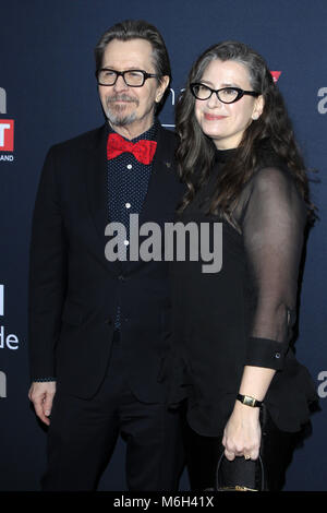 Los Angeles, Kalifornien. 2 Mär, 2018. Gary Oldman und seine Frau Gisele Schmidt die Teilnahme an der "Film ist großartig' British Film Rezeption der britischen Kandidaten des 90. jährlichen Academy Awards am britischen Residence ehrt am 2. März in Los Angeles, Kalifornien 2018. | Verwendung der weltweiten Kredit: dpa/Alamy leben Nachrichten Stockfoto