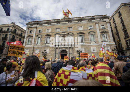 Barcelona, Barcelona, Spanien. 4 Mär, 2018. Demonstranten gesehen an den Platz versammelt. Tausende von Menschen auf den Straßen von Barcelona übernommen haben, zu demonstrieren und ihre Unterstützung für die Tabarnia Bewegung zeigen, eine Bewegung, die Einheit und Unabhängigkeit Kataloniens von Spanien zu unterstützen. Credit: VictorSerri tabarnia 12.jpg /SOPA Images/ZUMA Draht/Alamy leben Nachrichten Stockfoto