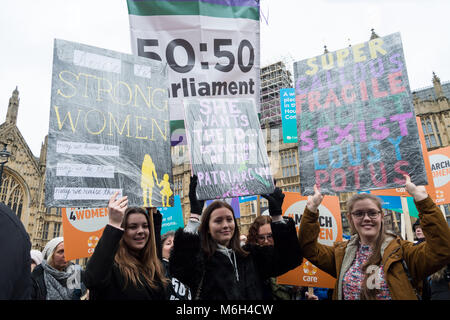 London, Großbritannien. 04 Mär, 2018. Der 4. März Frauen März in Central London Internationaler Tag der Frau und 100 Jahre seit Frauen in Großbritannien zu feiern ersten gewonnen das Recht zu wählen. Credit: Raymond Tang/Alamy leben Nachrichten Stockfoto