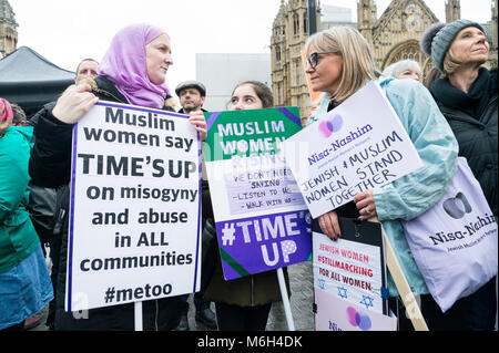 London, Großbritannien. 04 Mär, 2018. Der 4. März Frauen März in Central London Internationaler Tag der Frau und 100 Jahre seit Frauen in Großbritannien zu feiern ersten gewonnen das Recht zu wählen. Credit: Raymond Tang/Alamy leben Nachrichten Stockfoto