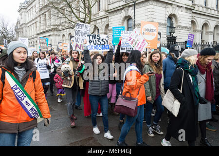 London, Großbritannien. 04 Mär, 2018. Der 4. März Frauen März in Central London Internationaler Tag der Frau und 100 Jahre seit Frauen in Großbritannien zu feiern ersten gewonnen das Recht zu wählen. Credit: Raymond Tang/Alamy leben Nachrichten Stockfoto