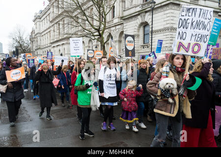 London, Großbritannien. 04 Mär, 2018. Der 4. März Frauen März in Central London Internationaler Tag der Frau und 100 Jahre seit Frauen in Großbritannien zu feiern ersten gewonnen das Recht zu wählen. Credit: Raymond Tang/Alamy leben Nachrichten Stockfoto