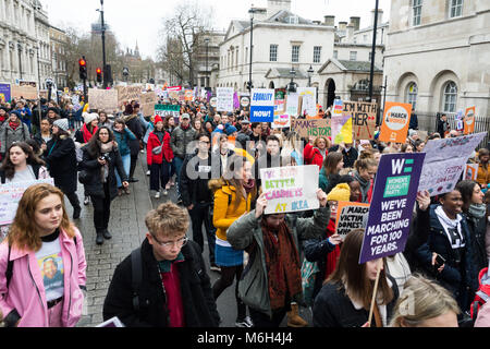 London, Großbritannien. 04 Mär, 2018. Der 4. März Frauen März in Central London Internationaler Tag der Frau und 100 Jahre seit Frauen in Großbritannien zu feiern ersten gewonnen das Recht zu wählen. Credit: Raymond Tang/Alamy leben Nachrichten Stockfoto