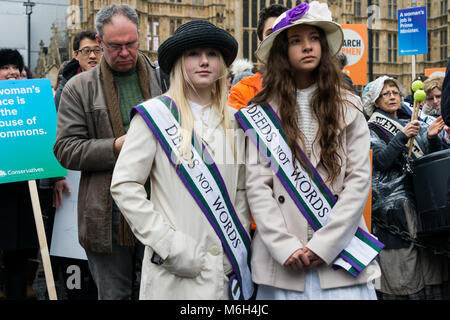 London, Großbritannien. 04 Mär, 2018. Der 4. März Frauen März in Central London Internationaler Tag der Frau und 100 Jahre seit Frauen in Großbritannien zu feiern ersten gewonnen das Recht zu wählen. Credit: Raymond Tang/Alamy leben Nachrichten Stockfoto