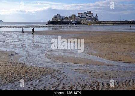 Weston-super-Mare, Großbritannien. 4. März, 2018. UK Wetter: Ströme von Wasser fließt über den Strand als der Schnee der letzten Tage schmilzt an einem sonnigen Sonntag Nachmittag. Keith Ramsey/Alamy leben Nachrichten Stockfoto