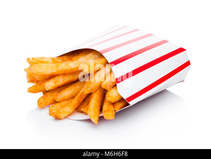 Südliche Pommes mit Paprika und Salz in papiercontainer auf weißem Hintergrund Stockfoto