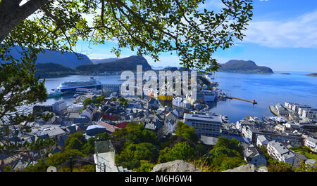 Stadtbild von Alesund, Norwegen an einem sonnigen Tag Stockfoto