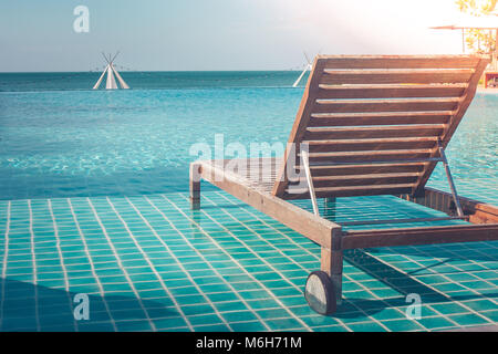 Und Urlaub Konzept: Nahaufnahme, Holz liege im Swimmingpool zum Sonnenbaden und Ausruhen im Sommer Reise der Saison. Stockfoto