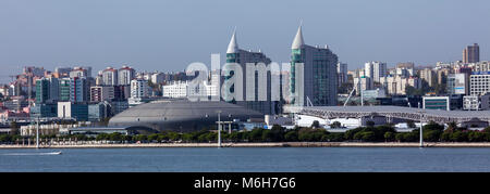 Panoramablick auf die modernen Gebäude der Park der Nationen, in Lissabon, Portugal. Stockfoto