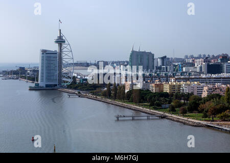 Riverfront mit Blick auf die modernen Gebäude der Park der Nationen von Lissabon, Portugal Stockfoto