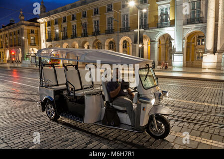 Private Touren mit Tuk-tuks sind in Lissabon angeboten Stockfoto