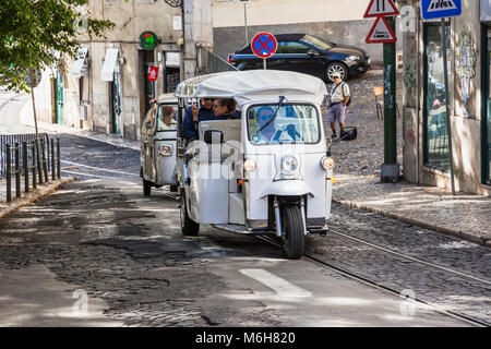 Private Touren mit Tuk-tuks sind in Lissabon angeboten Stockfoto