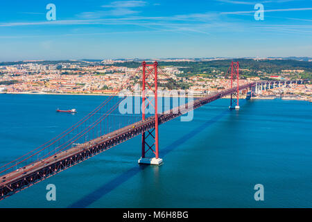 April 25 Brücke und den Fluss Tejo in Lissabon, Portugal, von der Oberseite des Christus der König Statue gesehen Stockfoto