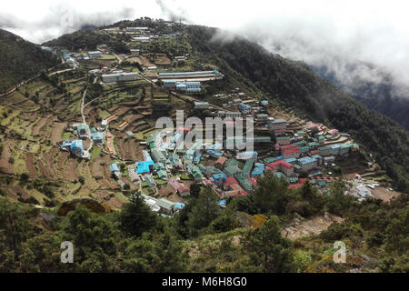 Panoramablick über Namche Bazaar an einem bewölkten Tag, Everest Base Camp trek, Nepal Stockfoto