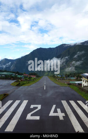 Blick auf die Start- und Landebahn des 'Tenzing-Hillary" Flughafen in Lukla, Everest Base Camp trek, Nepal Stockfoto