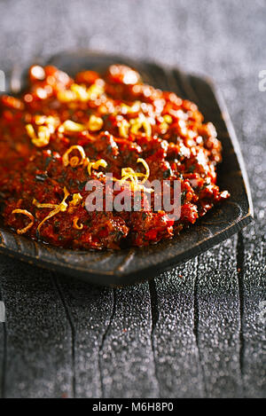 Red Hot Chili und Kraut einfügen ajika - red hot chilles Paste mit einem Hauch von Zitronenschale Stockfoto