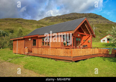 Island, 13.August 2007: Holz Ferienhütte auf grünem Gras in Island Stockfoto