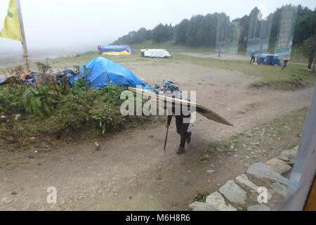 Eine nepalesische Porter mit einer Tür auf seinem Rücken in Syangboche, Namche Bazar, Everest Base Camp trek, Nepal Stockfoto