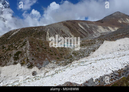 Anzeigen von Thok Thokla (La) Lodges mit blauem Himmel und Wolken, Everest Base Camp trek, Nepal Stockfoto