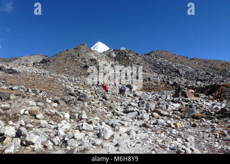 Eine Gruppe von Wanderern über eine schwierige Pass in der Nähe von Gorak Shep, Everest Base Camp trek, Nepal Stockfoto